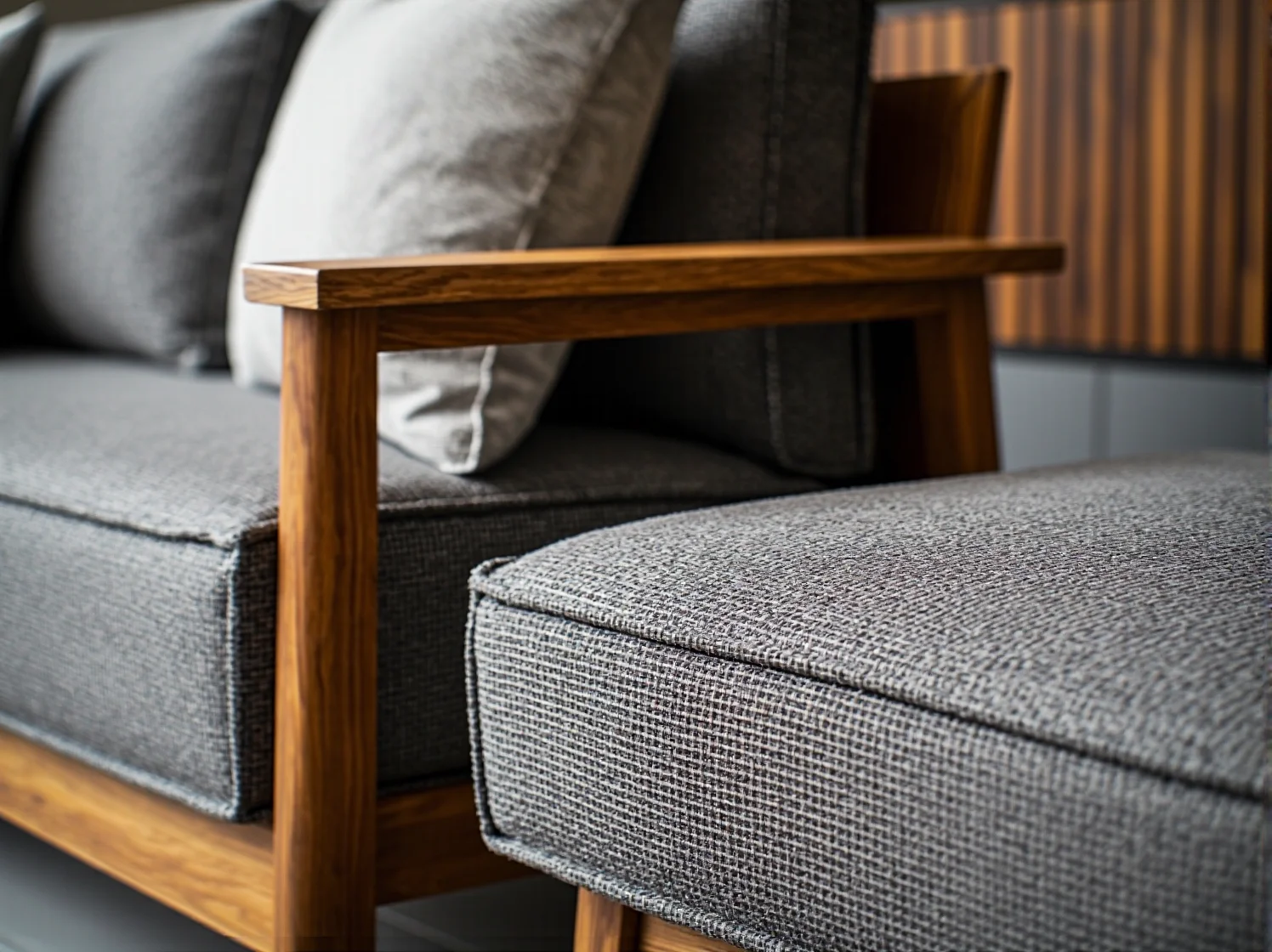 Funkcjonalna i spokojna aranżacja jadalni Japandi z dużą ilością światła słonecznego.