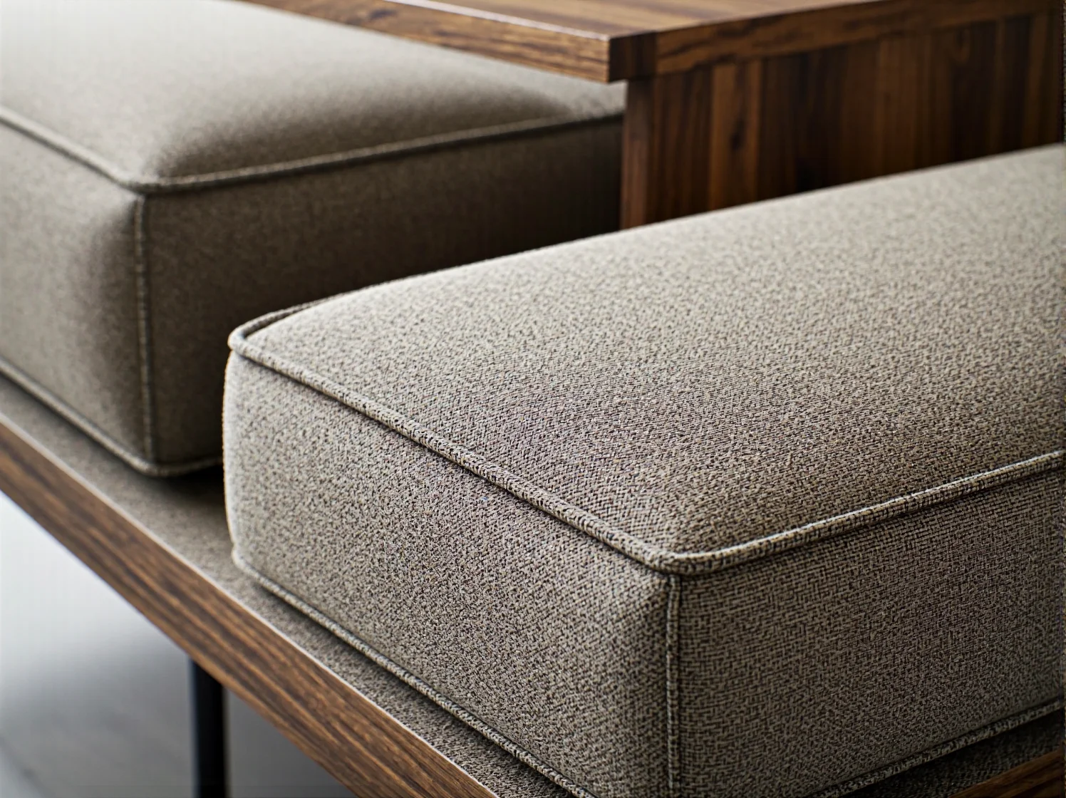 Bezpieczny przewijak na komodzie z podwyższonymi krawędziami chroniącymi niemowlę.