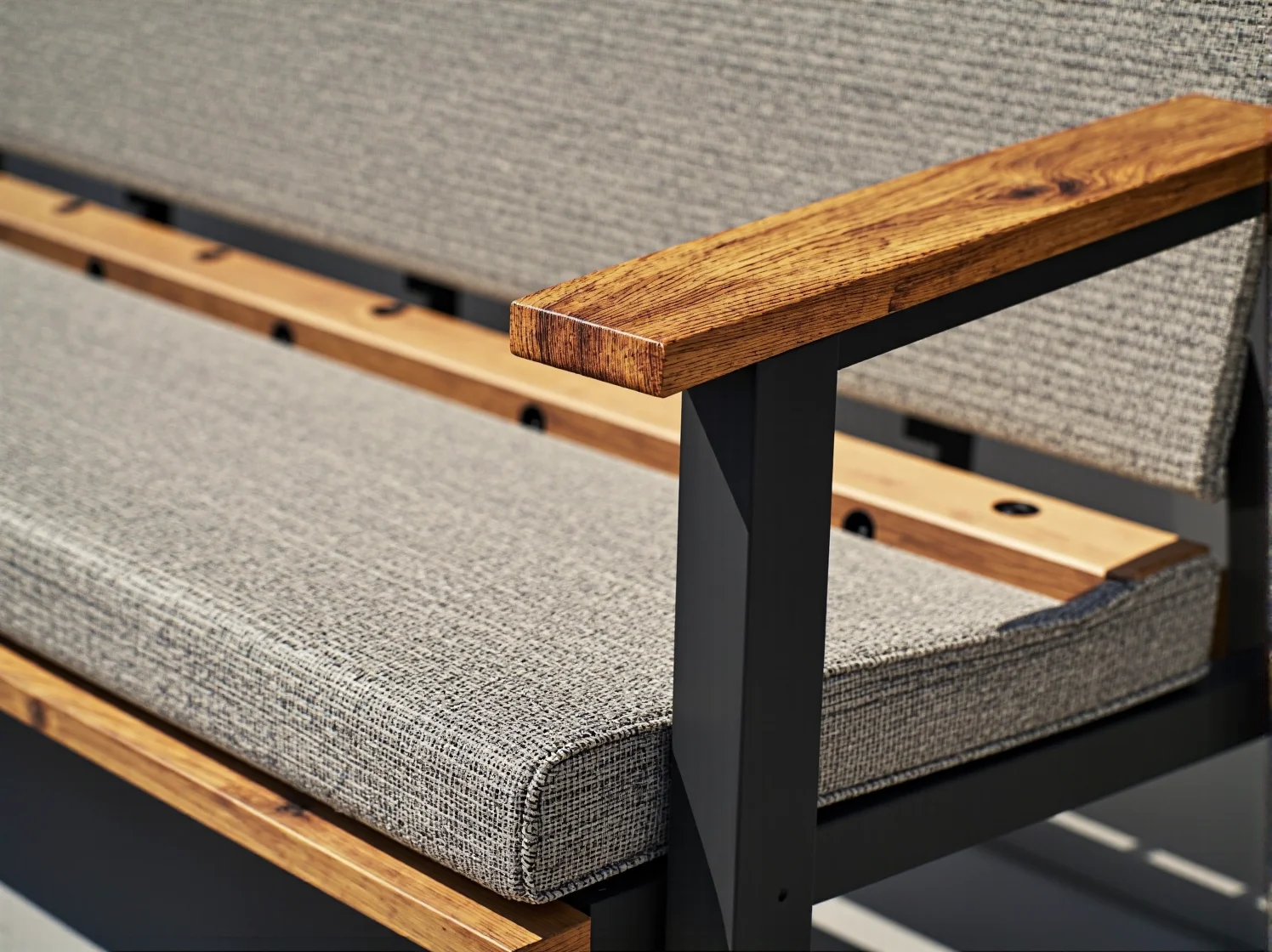 Designerska ławka parkowa wyprodukowana z przetworzonych tworzyw sztucznych.