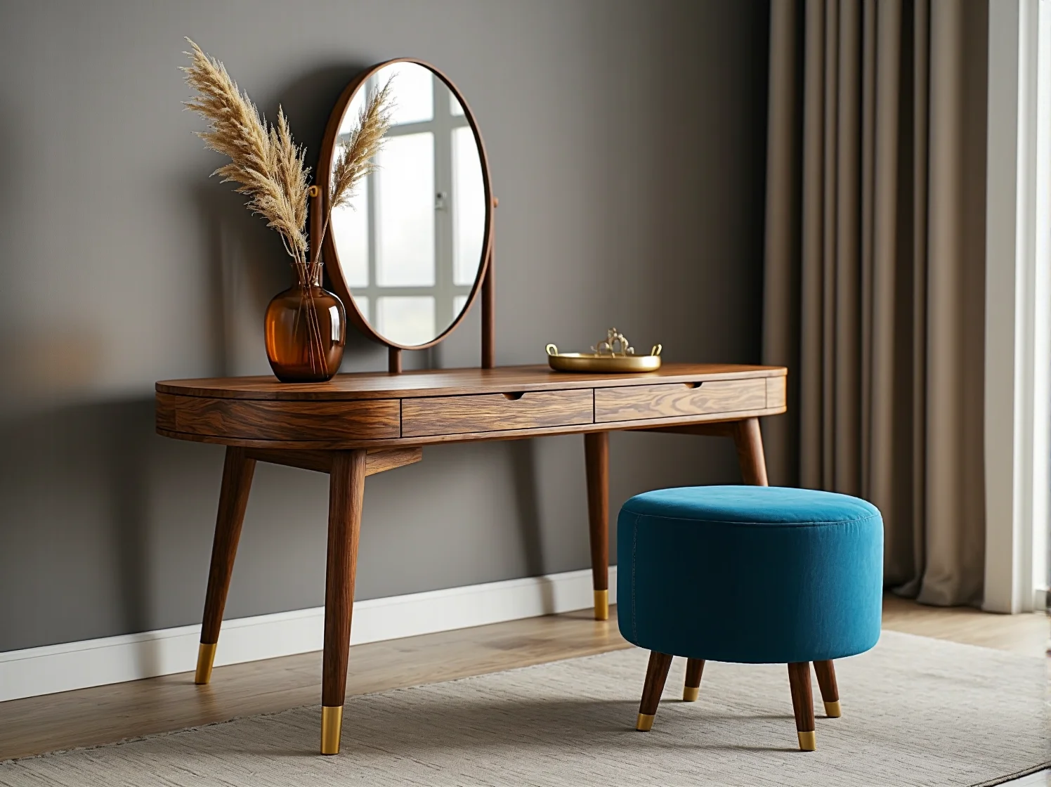 Detale sypialni retro: wzorzysta tapeta, welurowy fotel i stylowa lampka nocna.