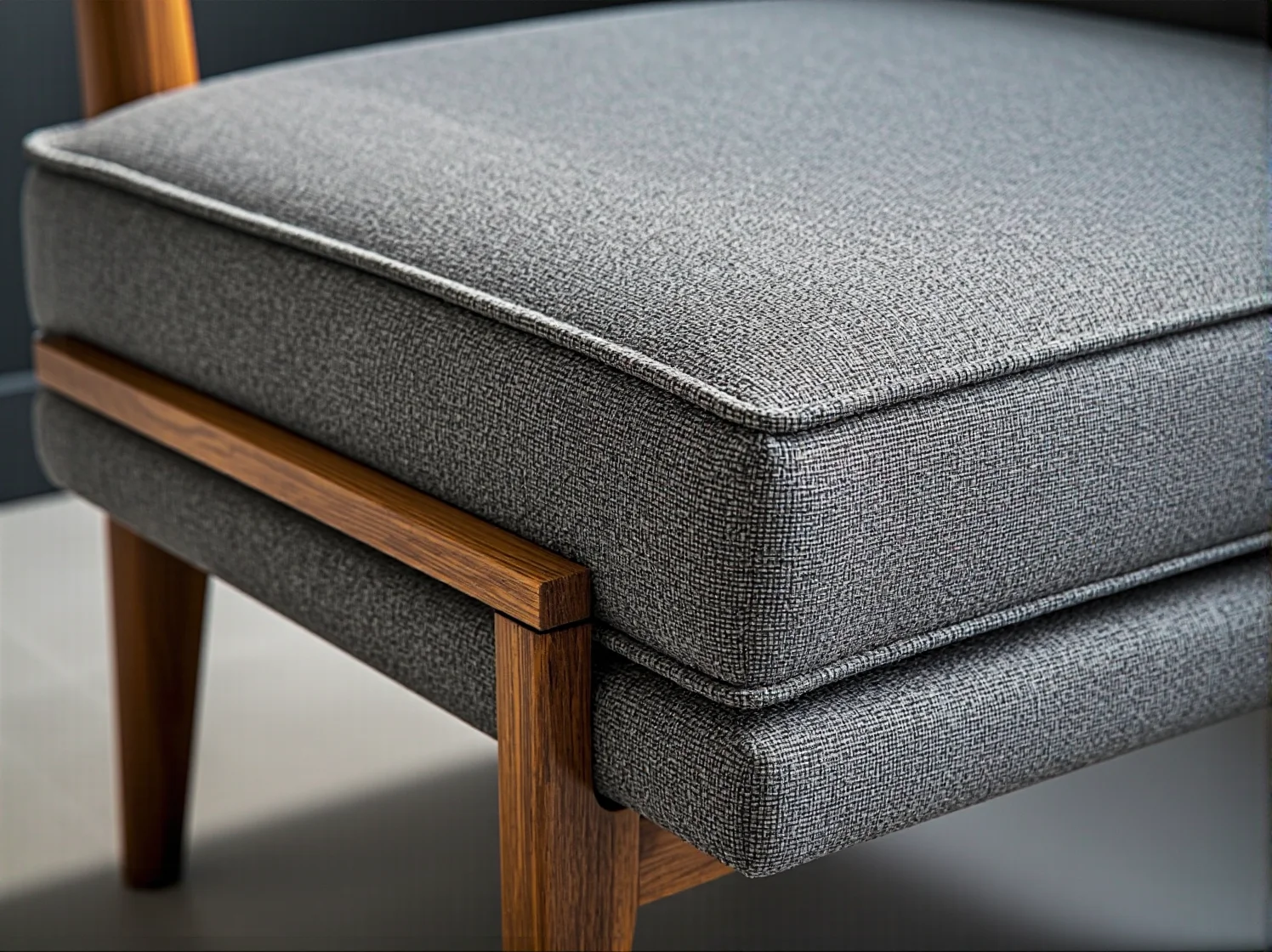 Spokojny sen niemowlaka w bezpiecznym łóżeczku z naturalnego drewna