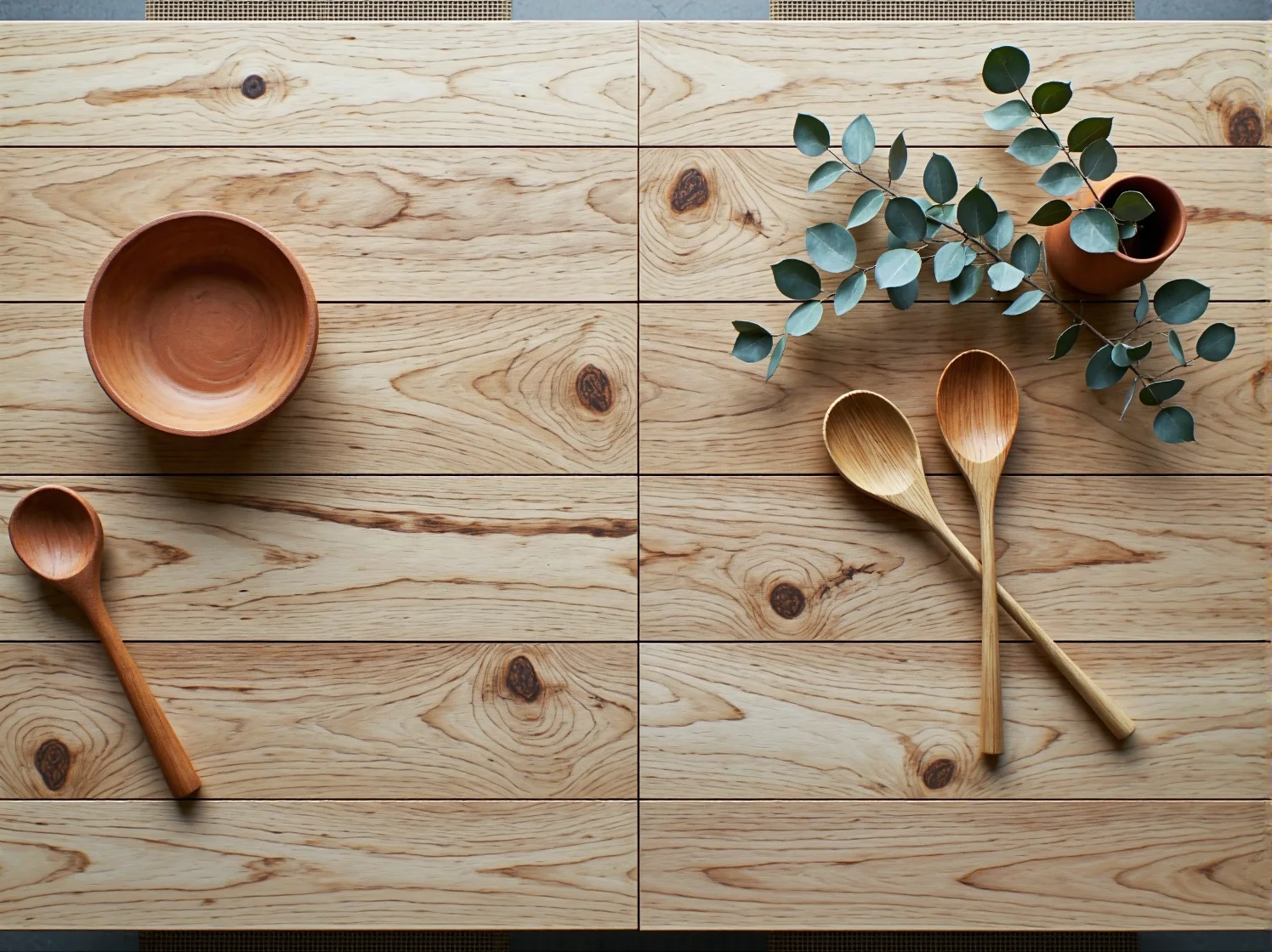 Jasny stół skandynawski w nowoczesnym wnętrzu, łączący estetykę i tradycję.