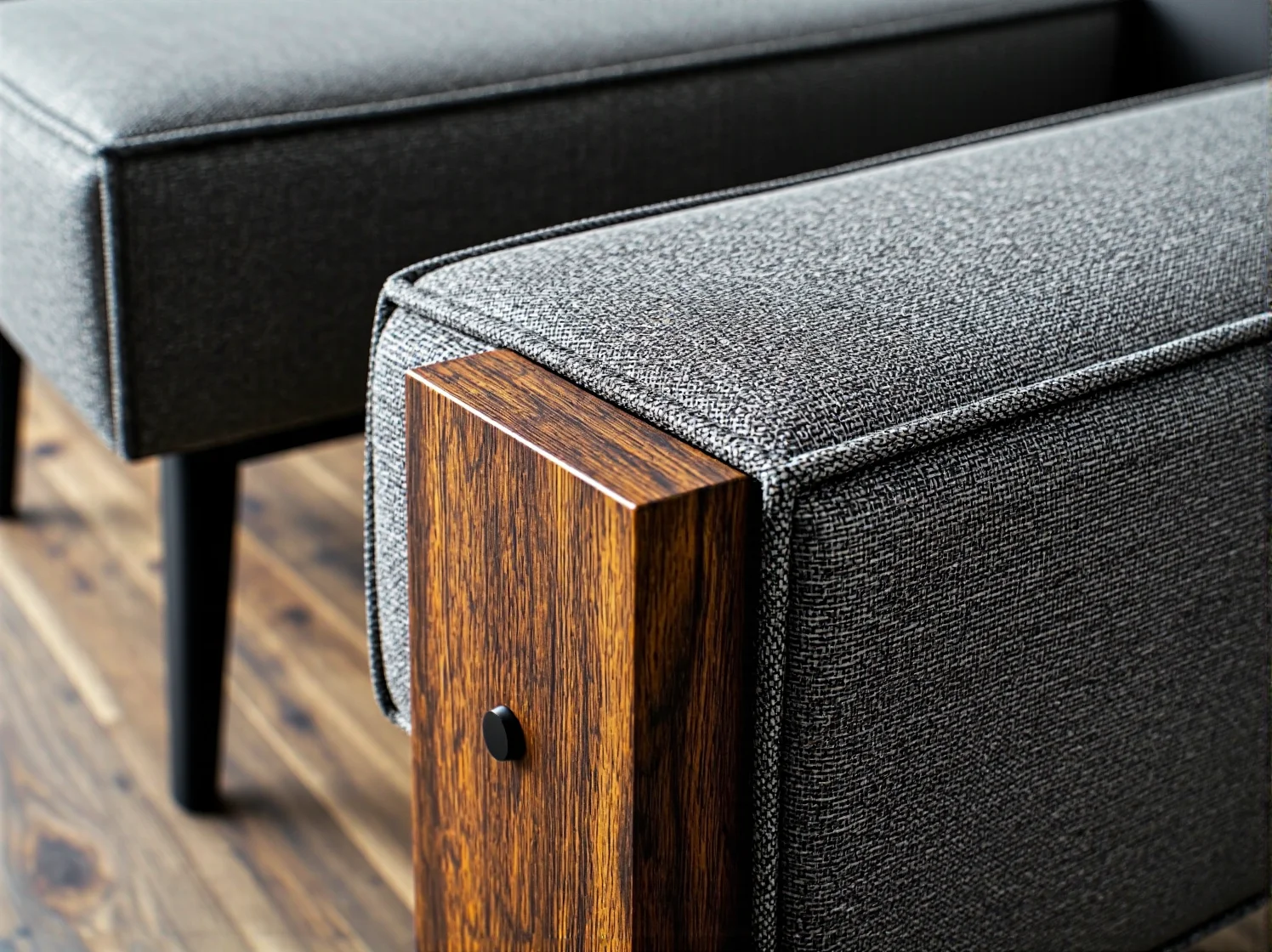 Ekologiczna strefa relaksu z wygodnymi kanapami po renowacji