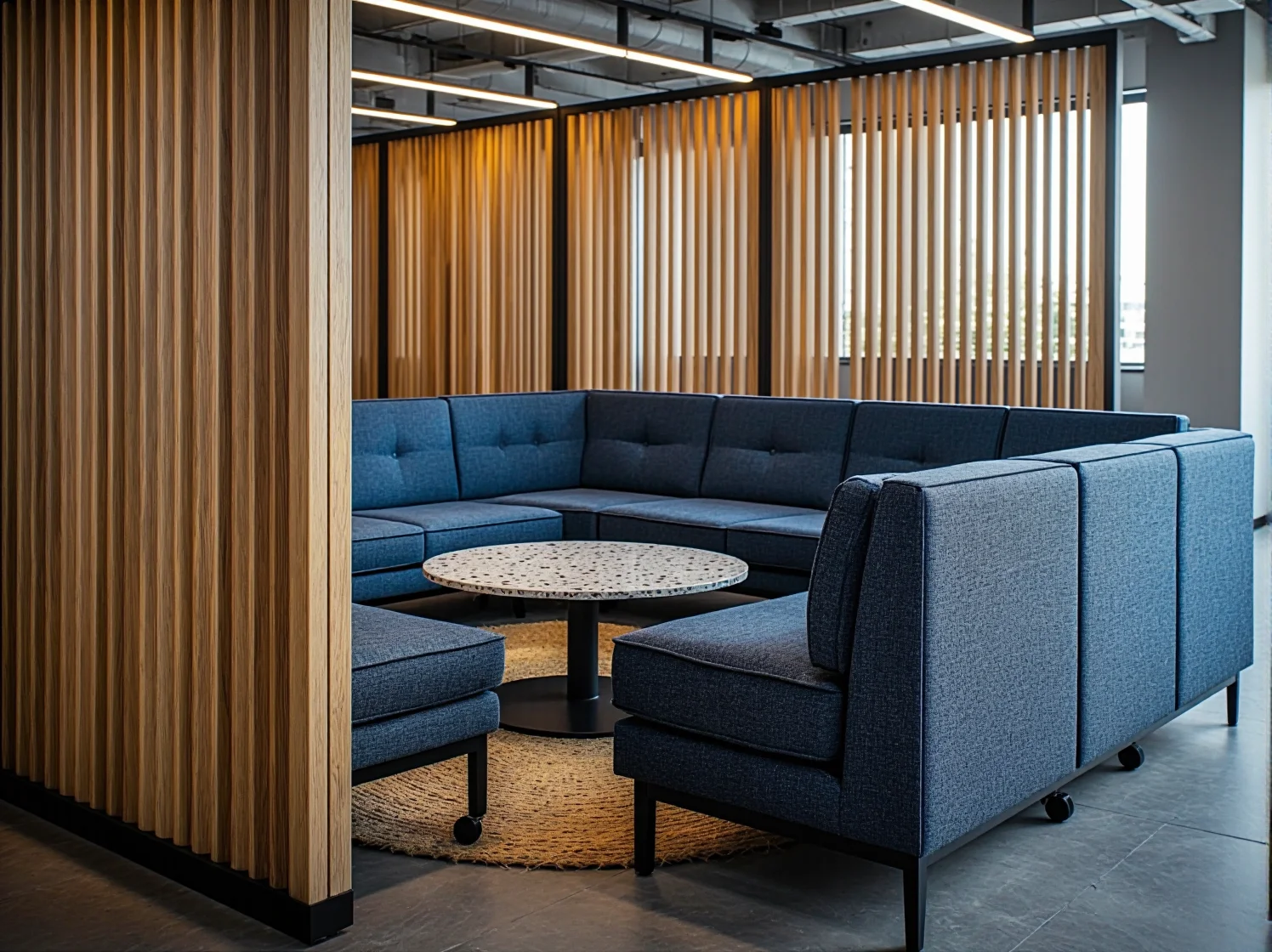 Elastyczne systemy mebli modułowych pozwalające na szybką rearanżację biura.