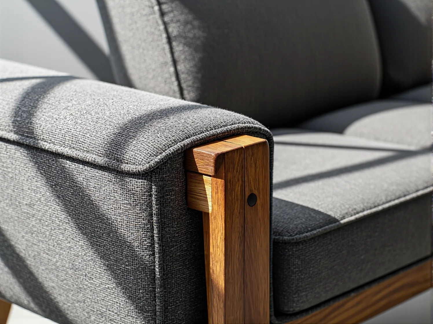 Ergonomiczne biurko z drewna z odzysku w strefie pracy wspolnej