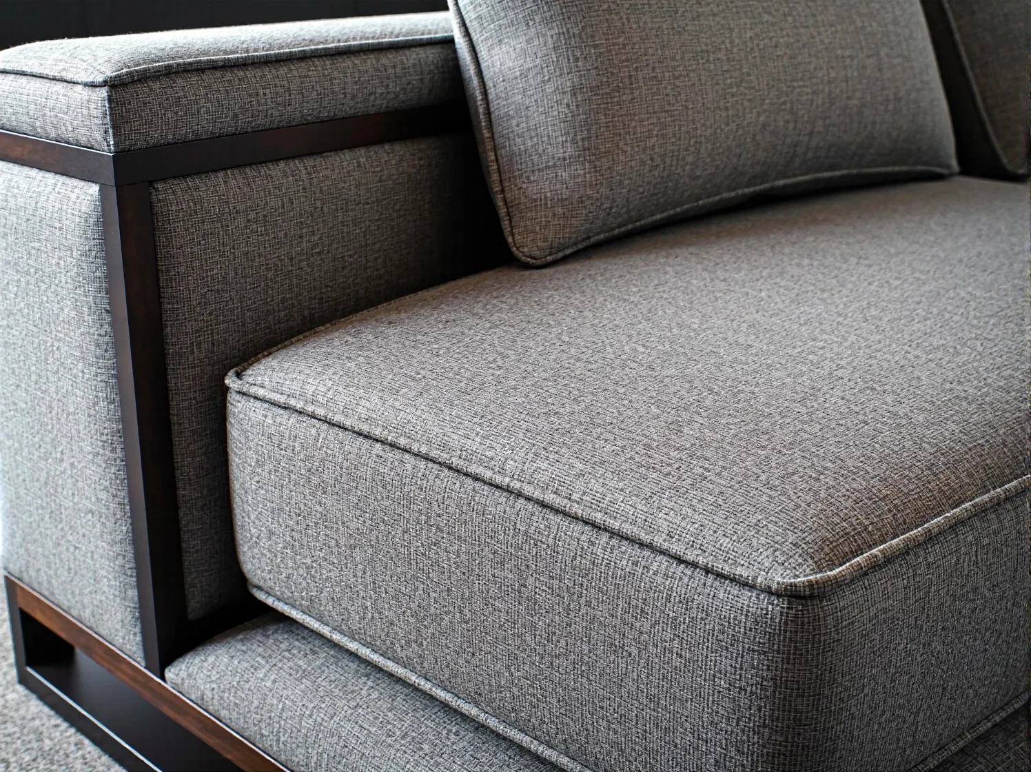 Stylowy żyrandol nad stołem jadalnianym łączący strefę kuchenną i wypoczynkową w otwartym salonie.