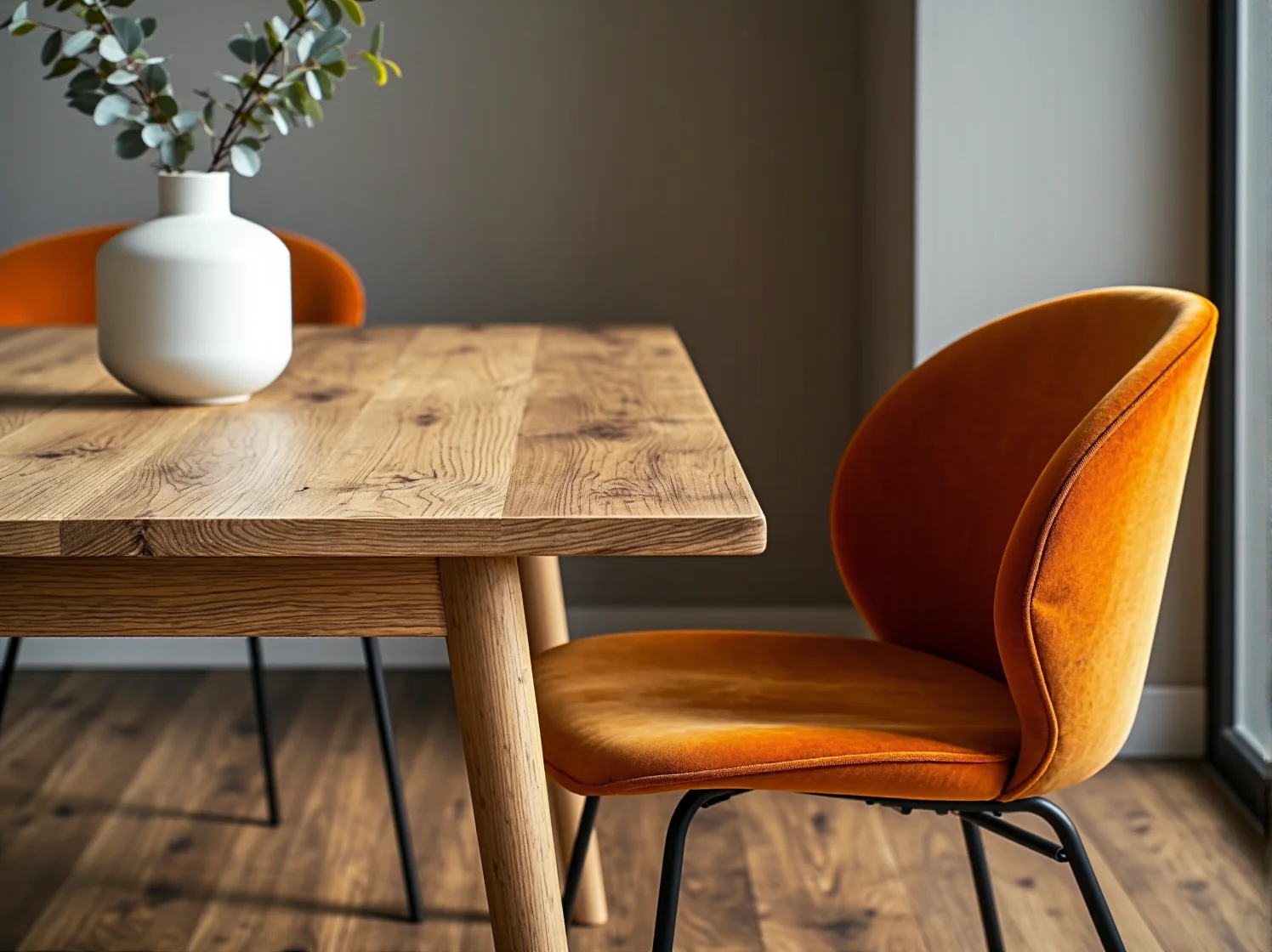 Lampa w stylu retro nad minimalistycznym stołem w skandynawskiej jadalni.