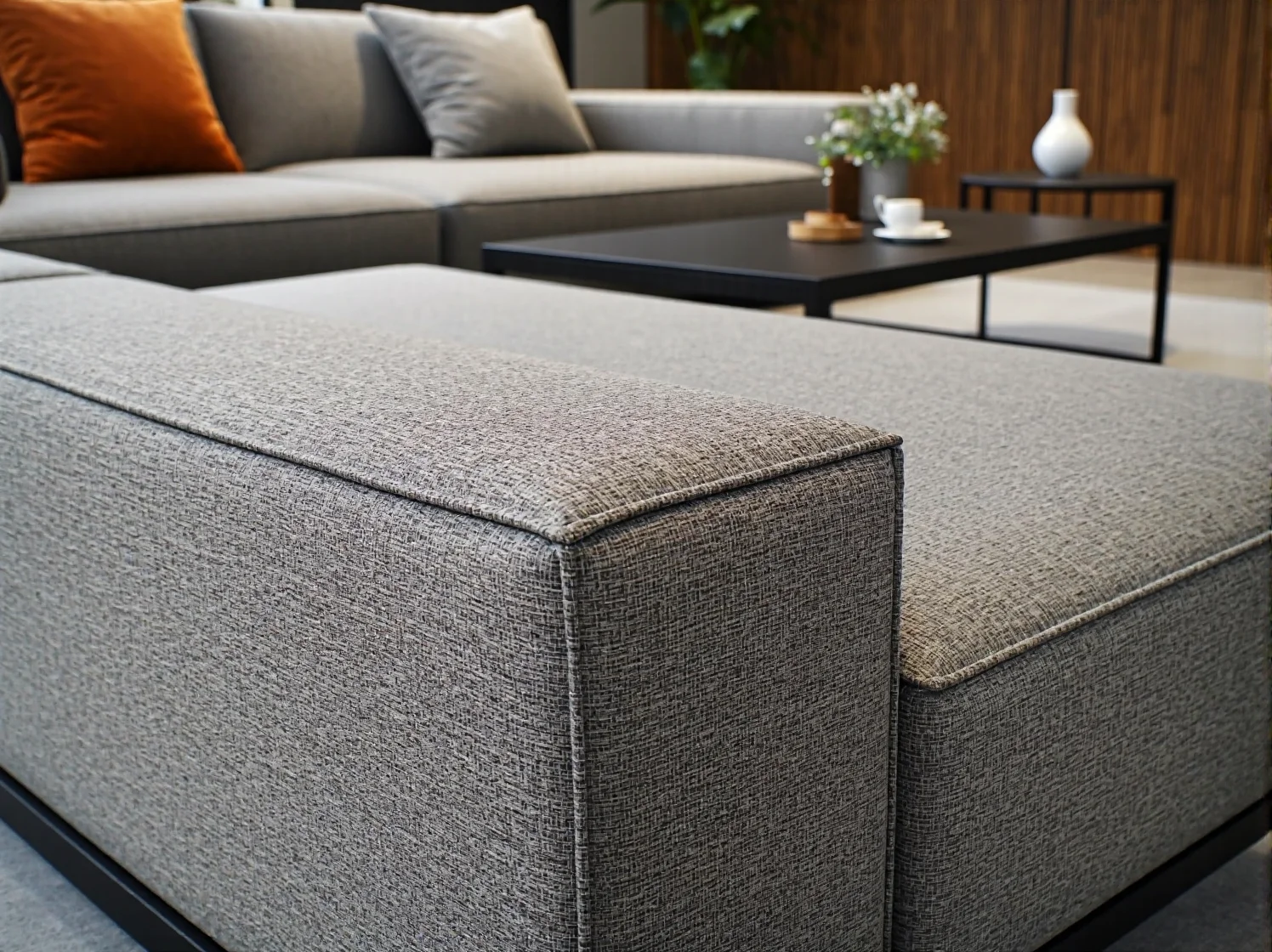 Modna kanapa z poduszkami w luksusowym jasnym pokoju dziennym