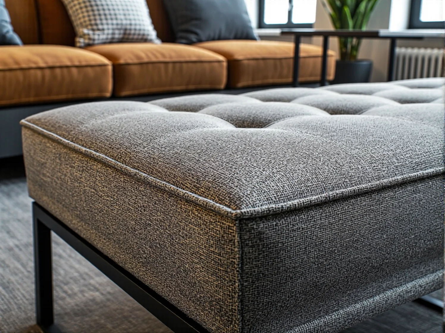 Stylowy regal z metalu i drewna z recyklingu w nowoczesnym biurze