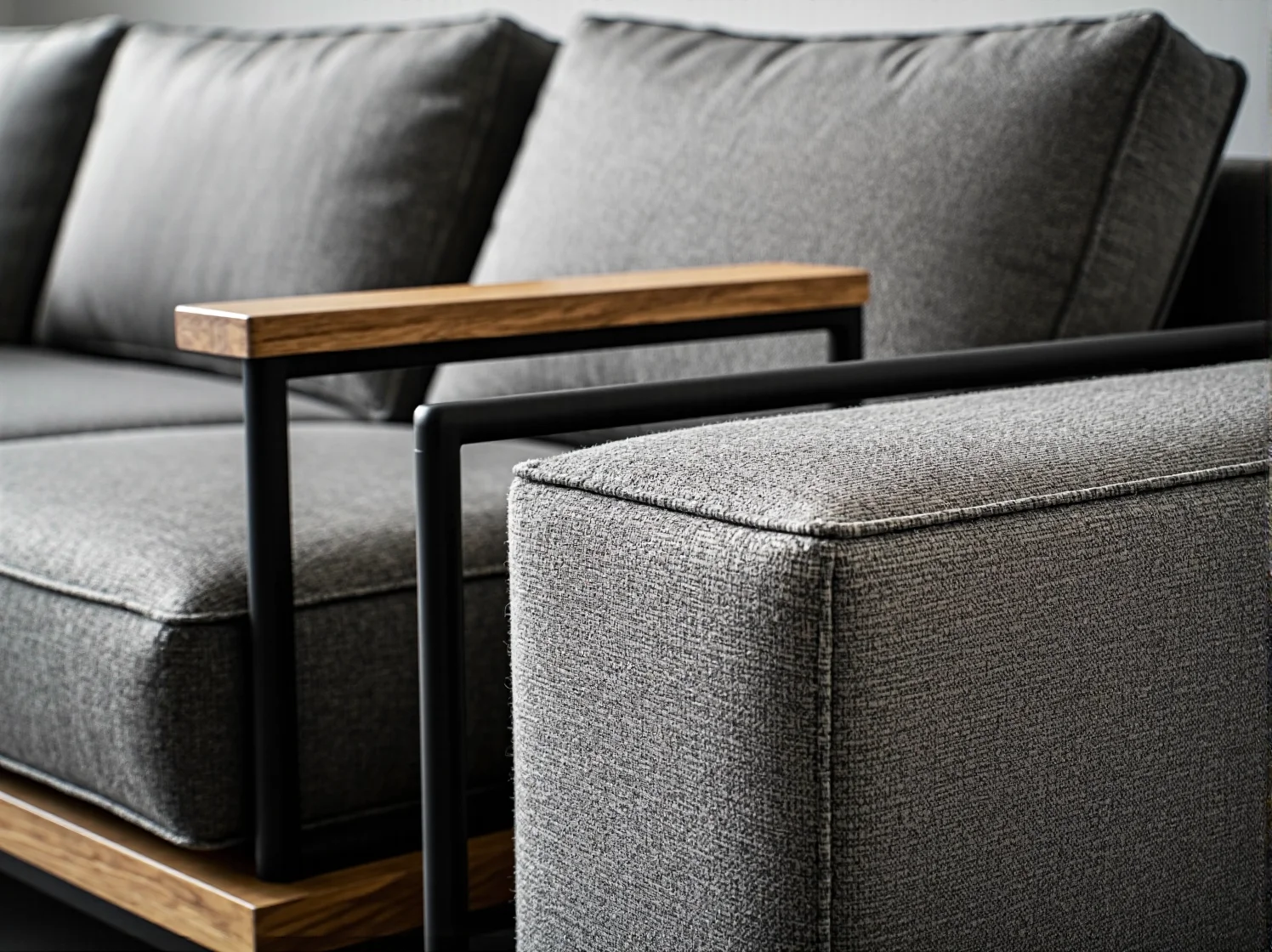 Zbliżenie na popularne rodzaje farb i lakierów do drewna