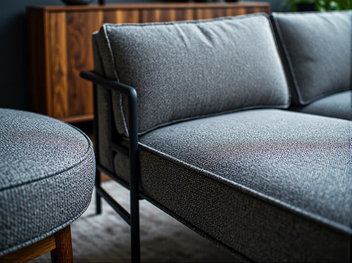 Szara sofa na nóżkach idealna do jasnego salonu glamour