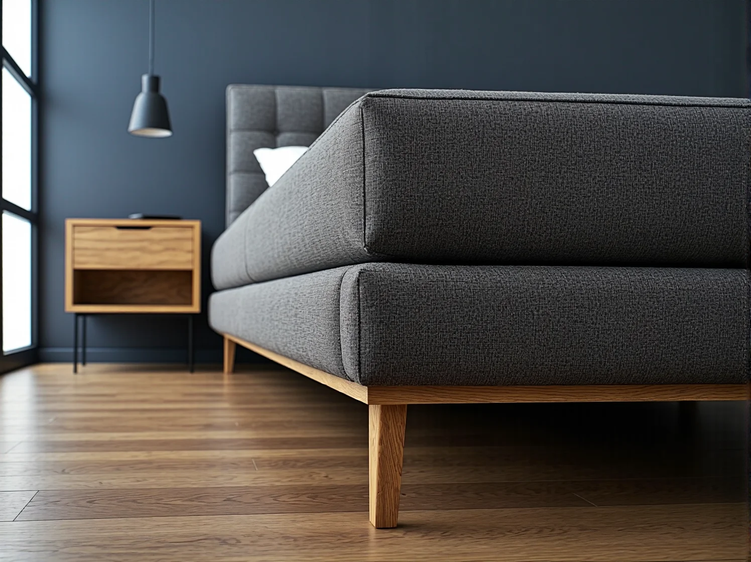 Ukryte nastrojowe oświetlenie LED za panelem ściennym z telewizorem w nowoczesnym pokoju dziennym.