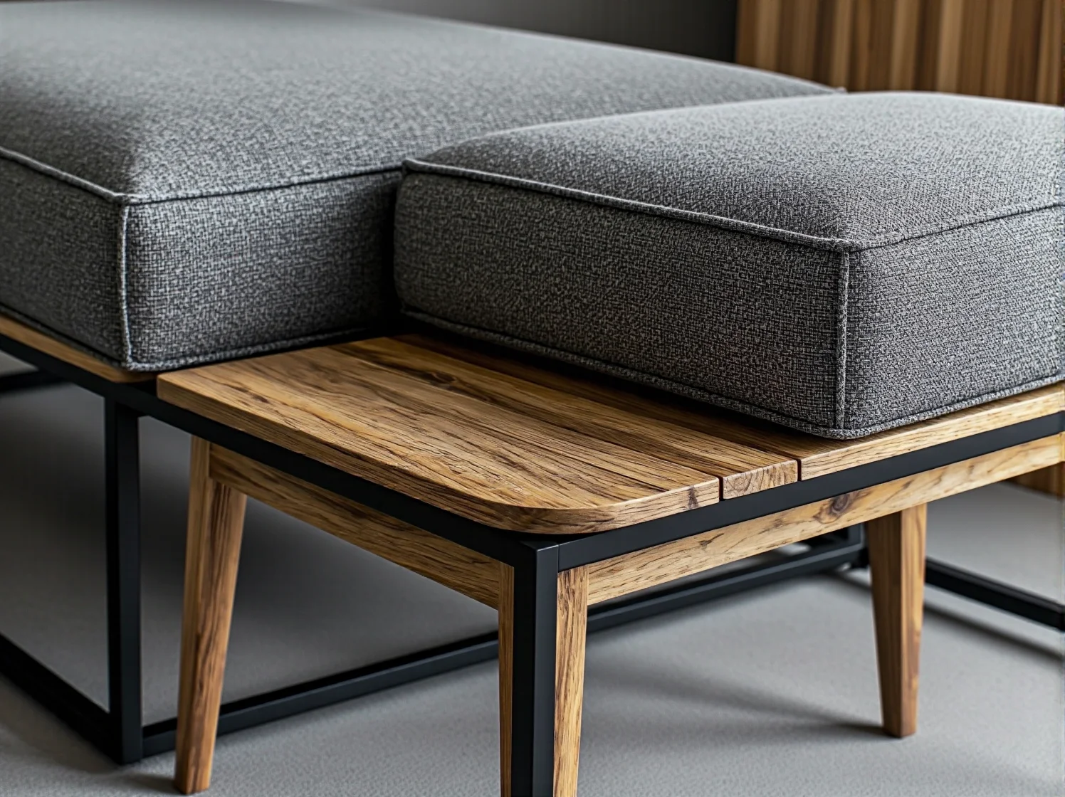 Funkcjonalna welurowa sofa ze złotymi nogami w niewielkim mieszkaniu.