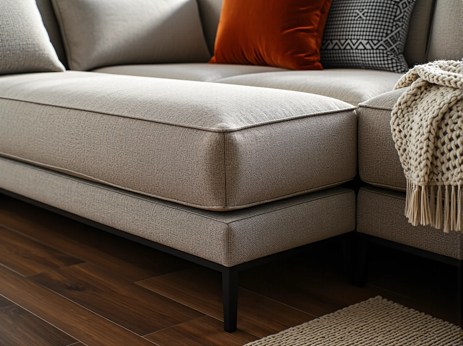 Pomiar przestrzeni w salonie przed zakupem mebli wypoczynkowych, wybór odpowiednich wymiarów.