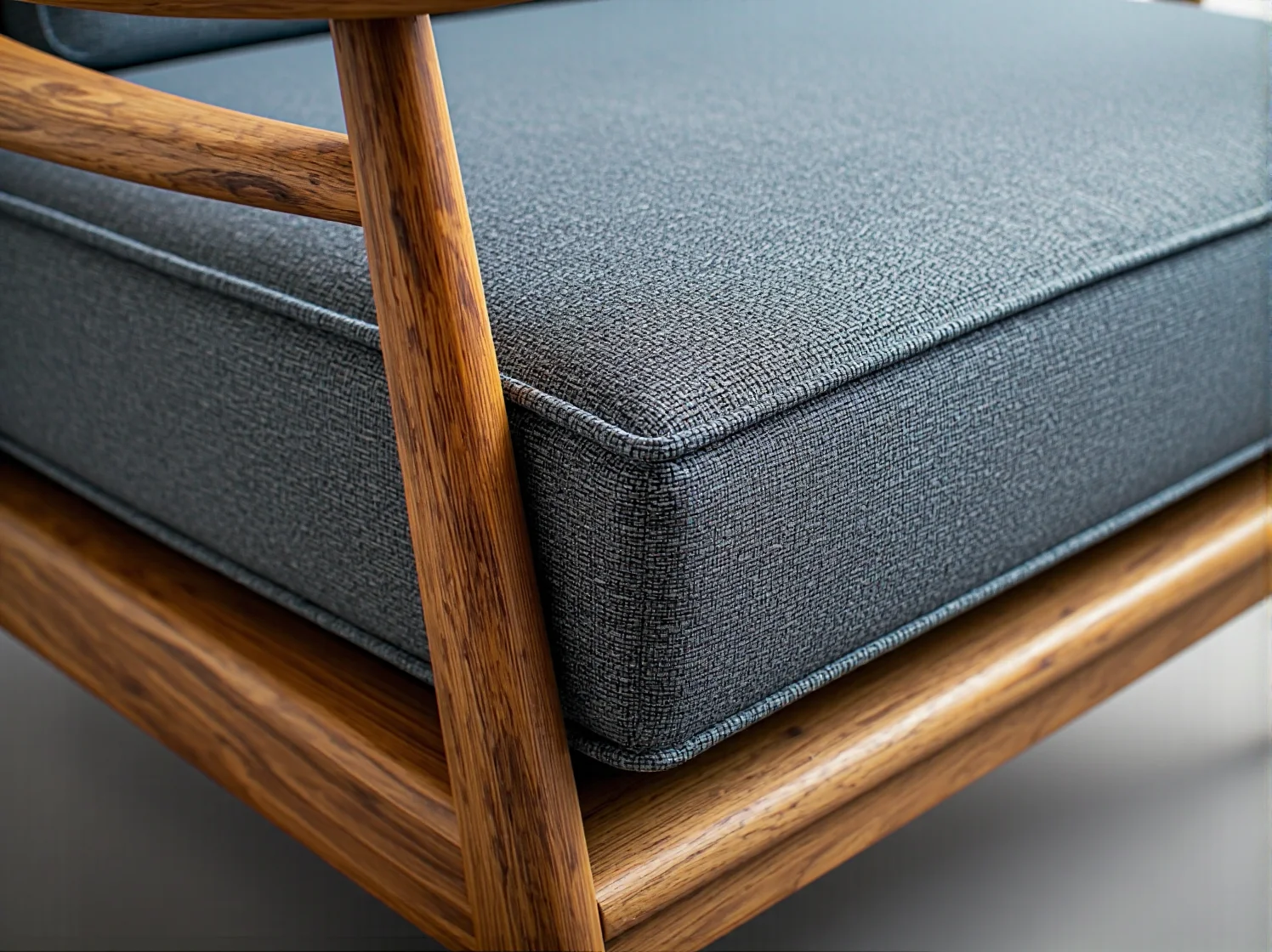 Mężczyzna w okularach ochronnych i masce przeciwpyłowej szlifujący stary stół drewniany.