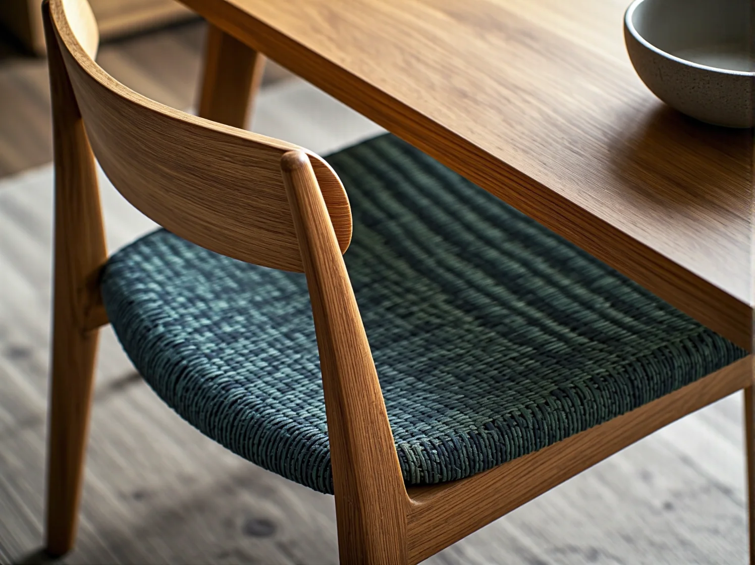 Detale mebli z recyklingu i naturalne drewno, zrównoważony design mebli